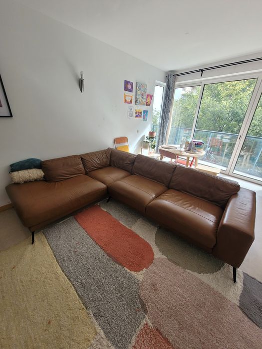 Sofá de canto grande em pele castanha