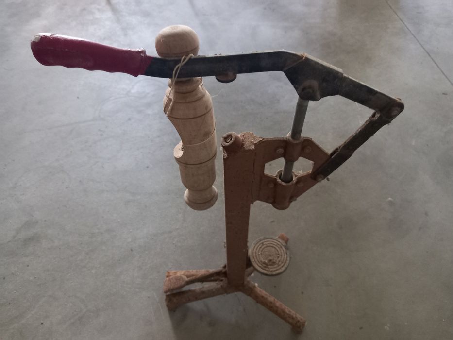 Maquina de engarrafar vinho antiga