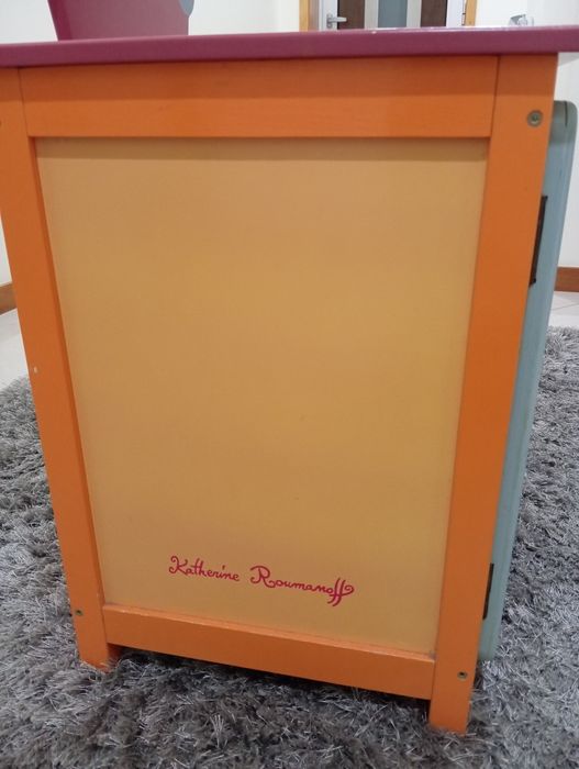 Móvel Infantil com Design de Coroa e Ursinho