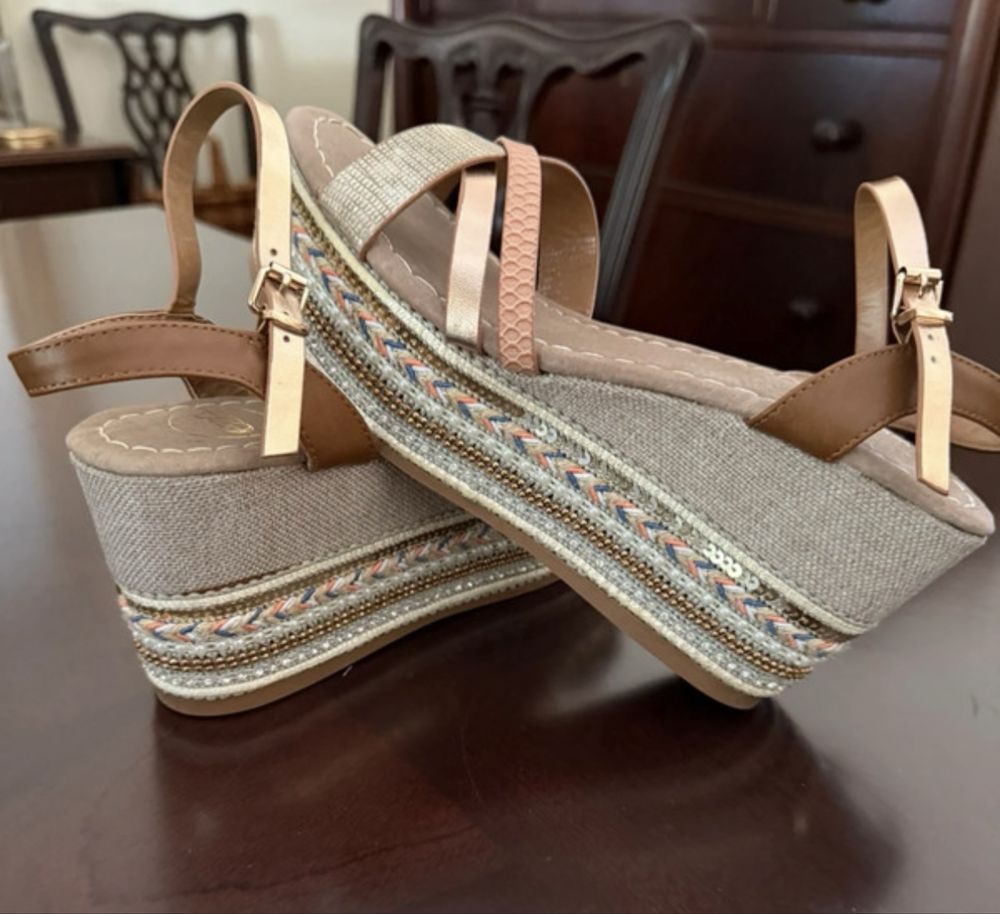 Sandalias douradas Exé