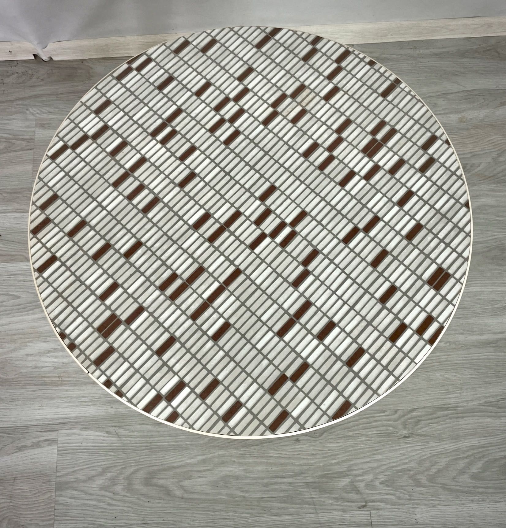 Stolik… lata 60" Prosty. Geometryczny. Codzienny. Ale nie przypadkowy.
