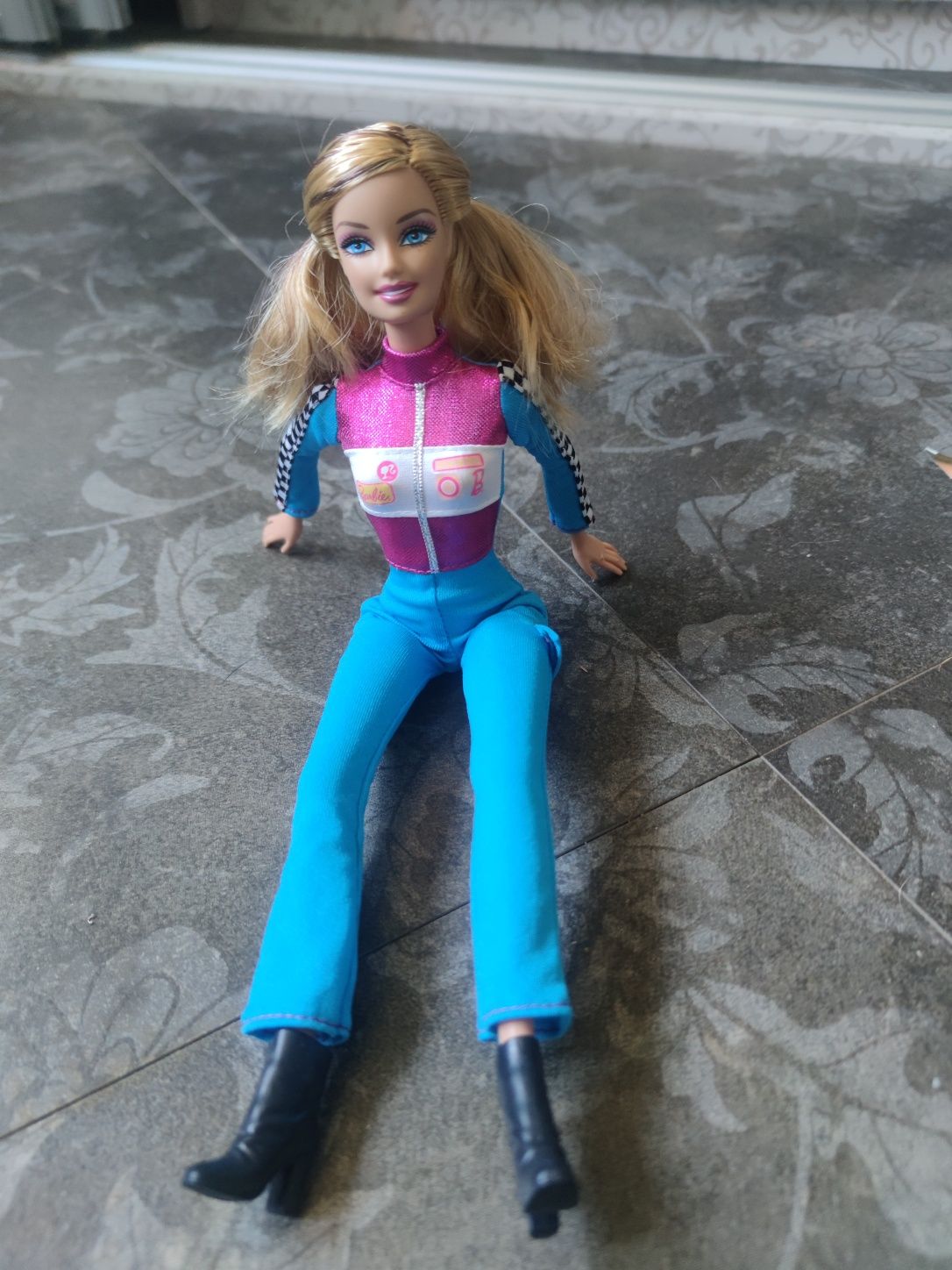 Barbie w stroju rajdowca