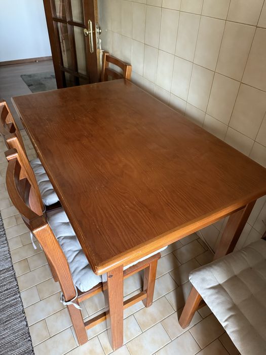 Mesa de jantar em madeira — 1,24m x 74,5cm