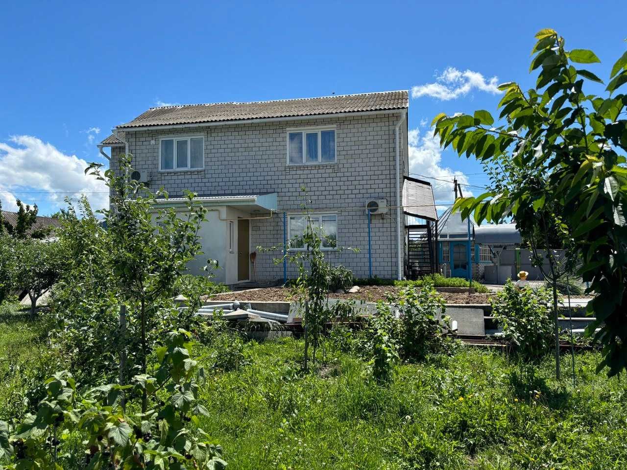 Продам просторий будинок з підвалом та укриттям, ділянкою та садом.