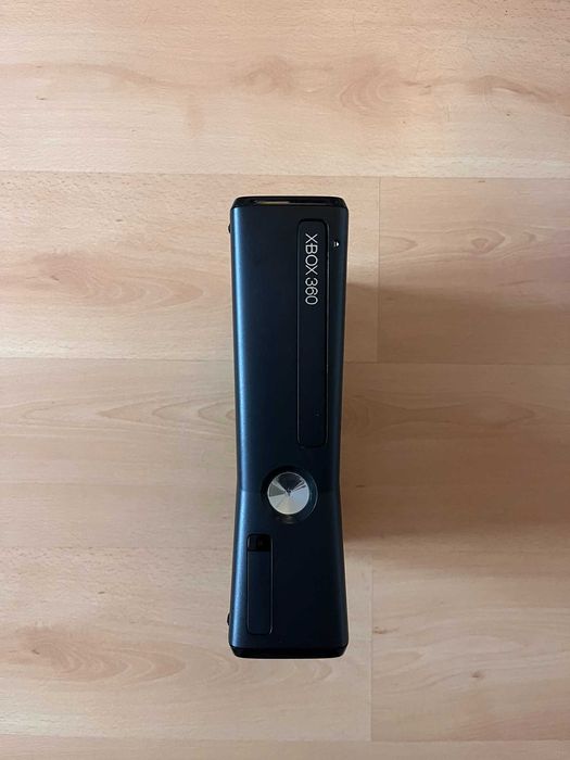 Xbox 360 Arcade com Disco de 20GB + 2 Comandos + 19 Jogos