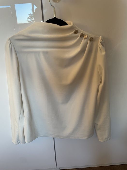 Biała bluzka z ozdobnym marszczeniem