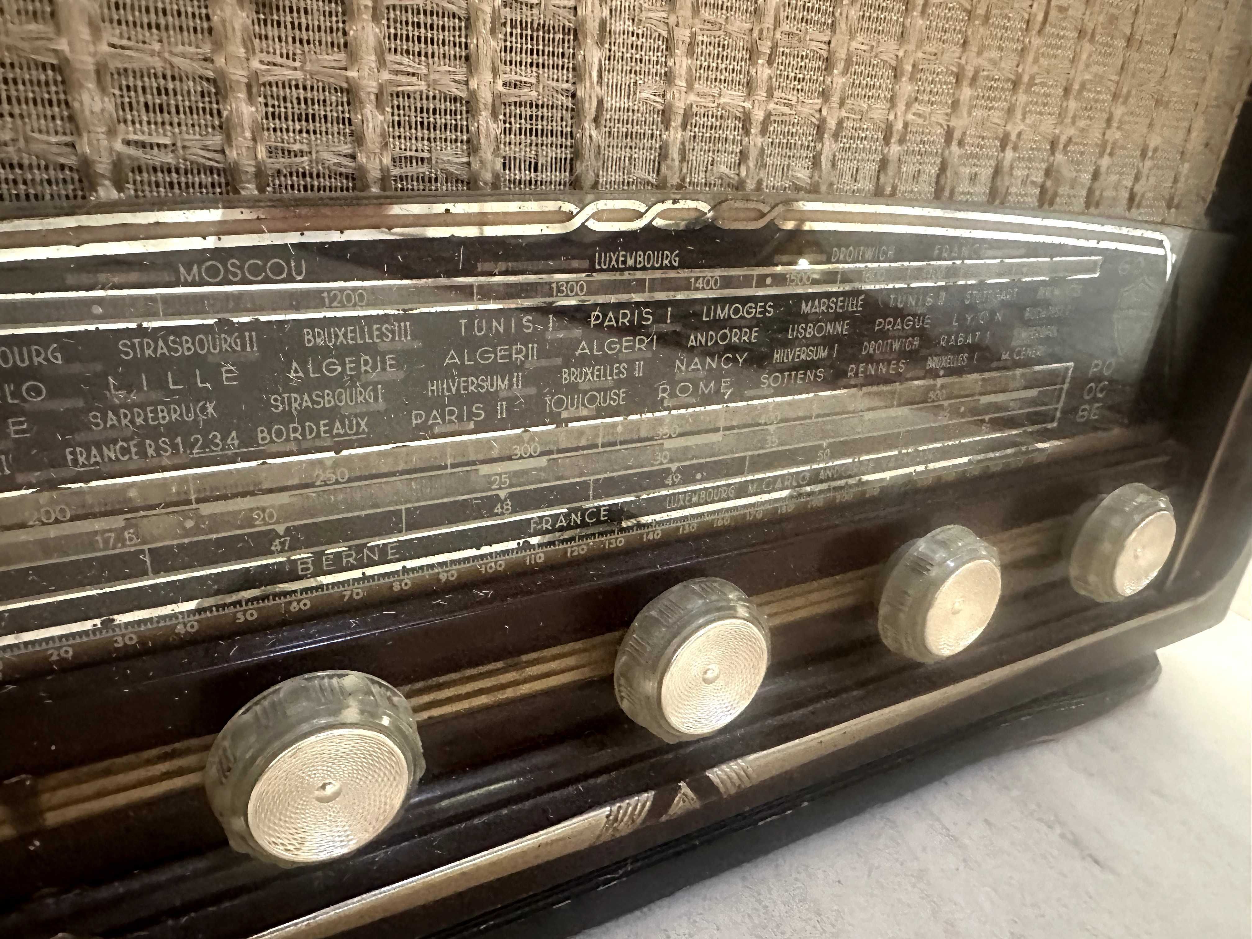 Rádio vintage à venda – peça antiga em madeira