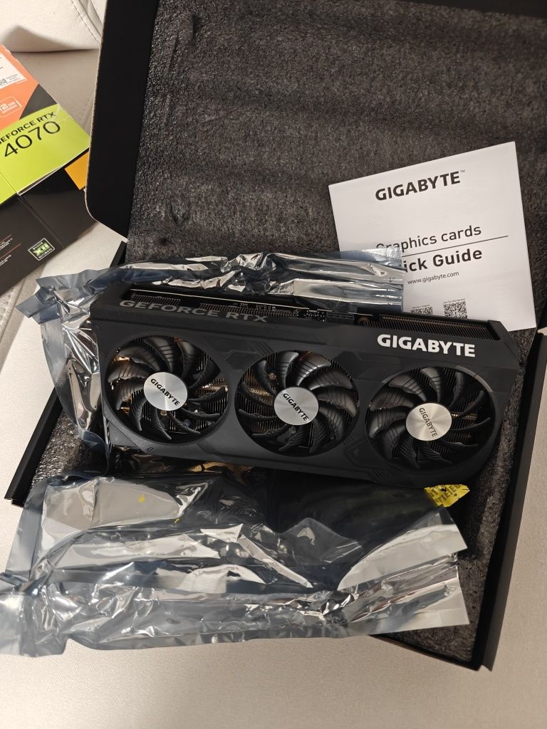 Placa gráfica RTX 4070 gigabyte windforce OC