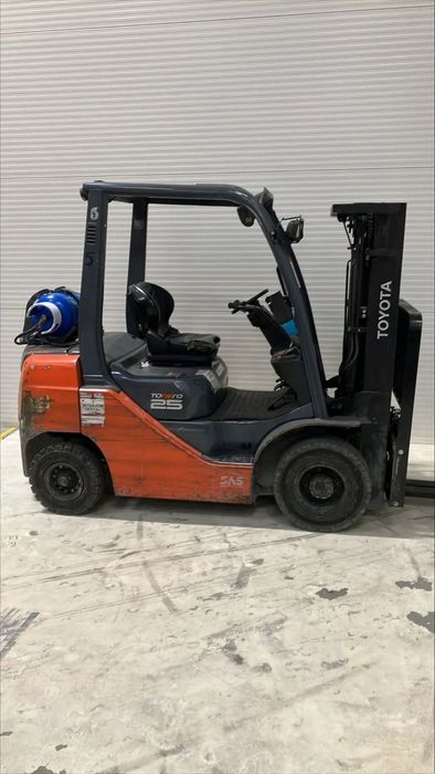 Toyota 8FGF25  wózek widłowy LPG  2018r  2,5t 4,3m TRIPLEX bezpośrednio