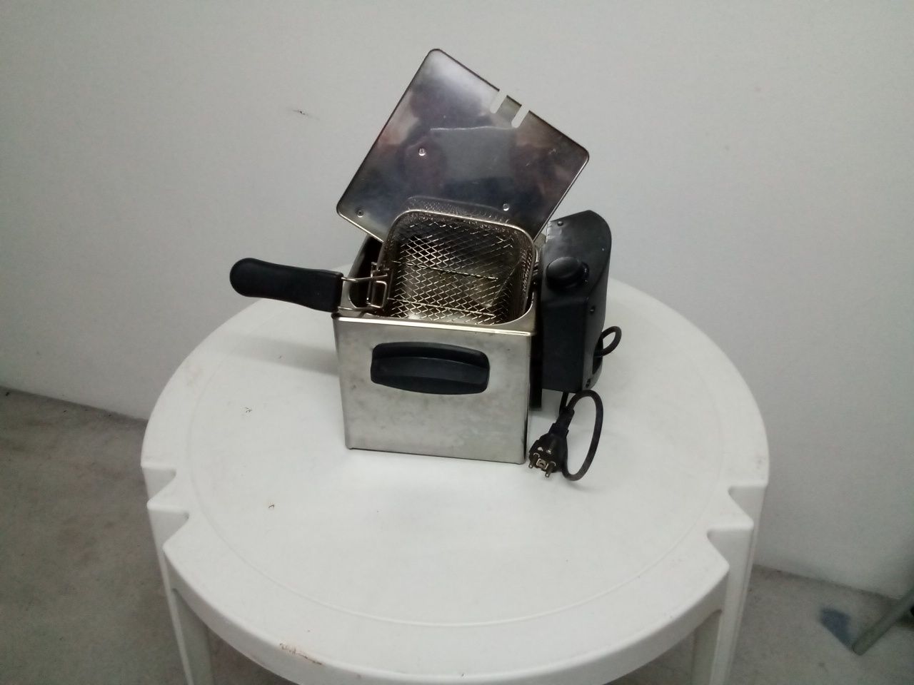 Fritadeira eléctrica praticamente nova,