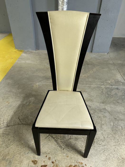 Mesa e cadeiras em pele de sala de jantar