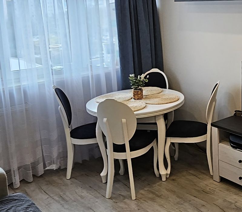 Stół biały okrągły plus 4 krzesła tapicerowane zestaw