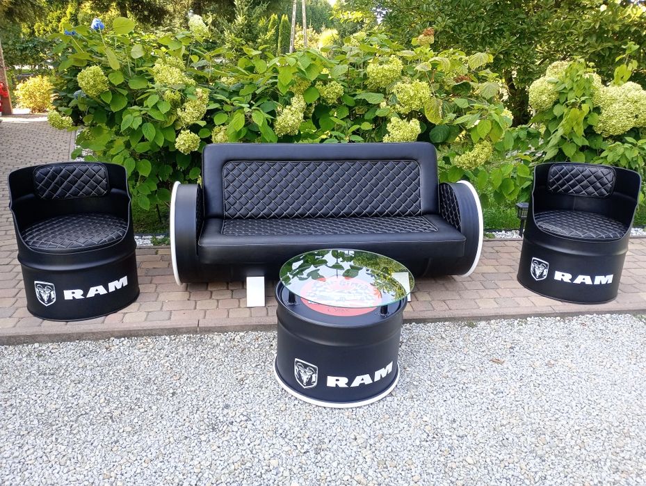 Sofa, dwa fotele, stolik.