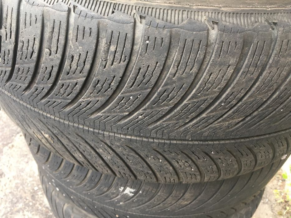 Шини зимові 235/45/18