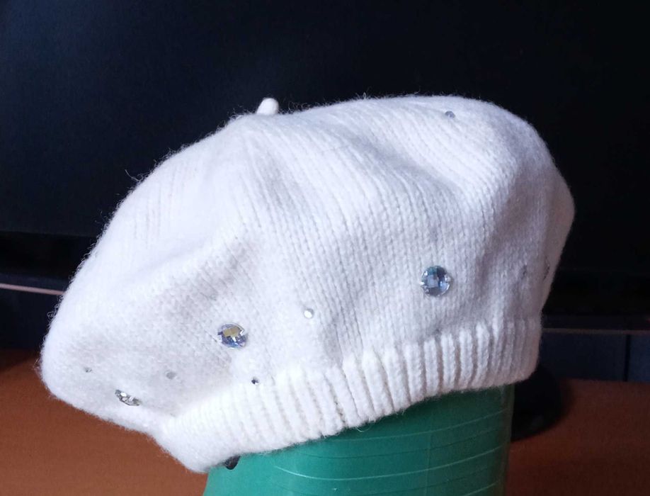 Женский полушерстяной берет