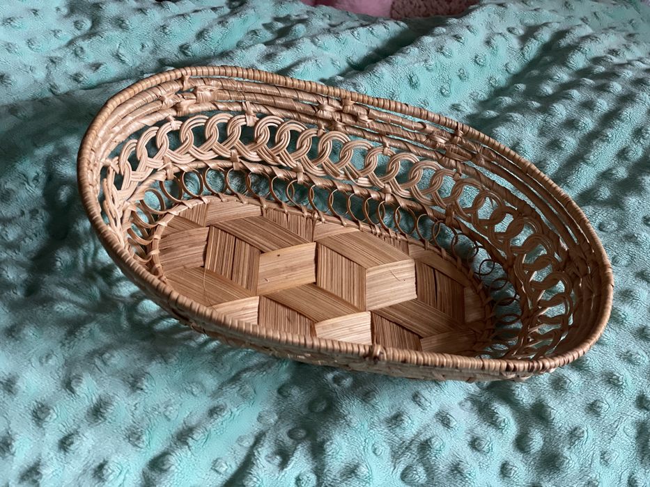 Śliczny wiklinowy koszyczek na owoce czy pieczywo