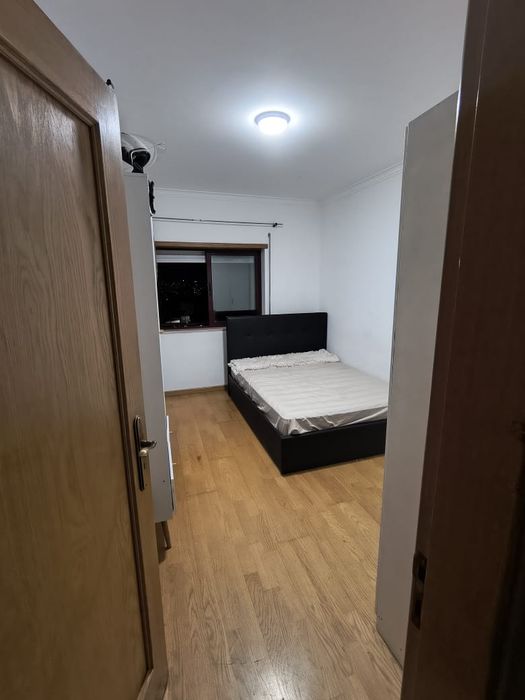 Quarto  todo mobiliado com cama de casal em ótima  localização