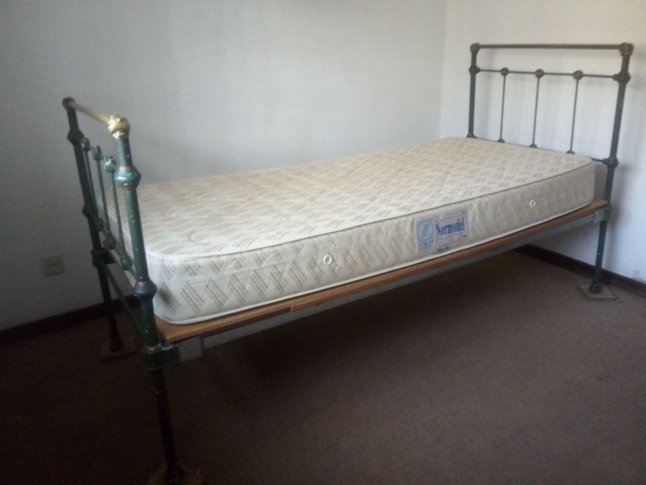 Cama em ferro fundido