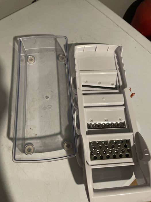 Utensílio de cozinha para cortar batatas e outros vegetais.