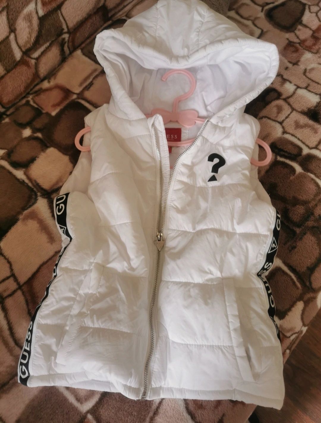 Stylowy biały bezrękawnik GUESS Premium 110