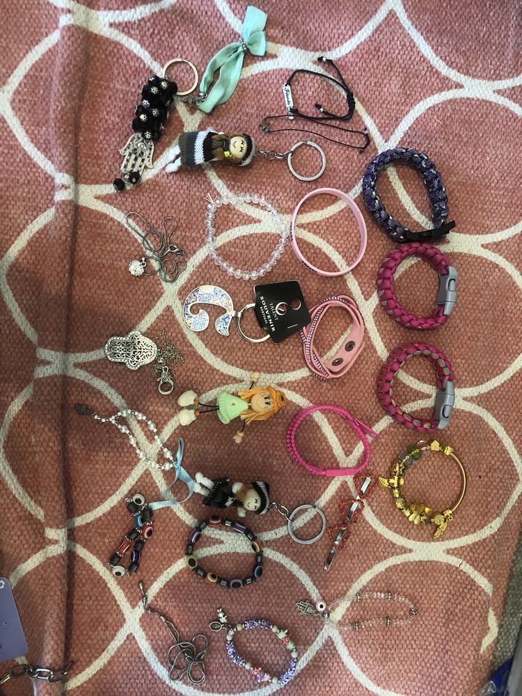 28 peças. Pulseiras + porta chaves + outros