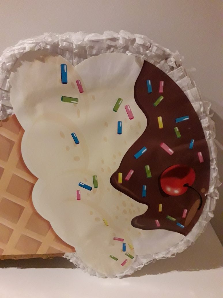 Pinhata em formato cone de gelado