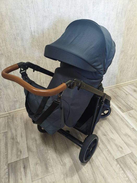 Коляска 2 в 1 Roan Ivi в сірому кольорі.