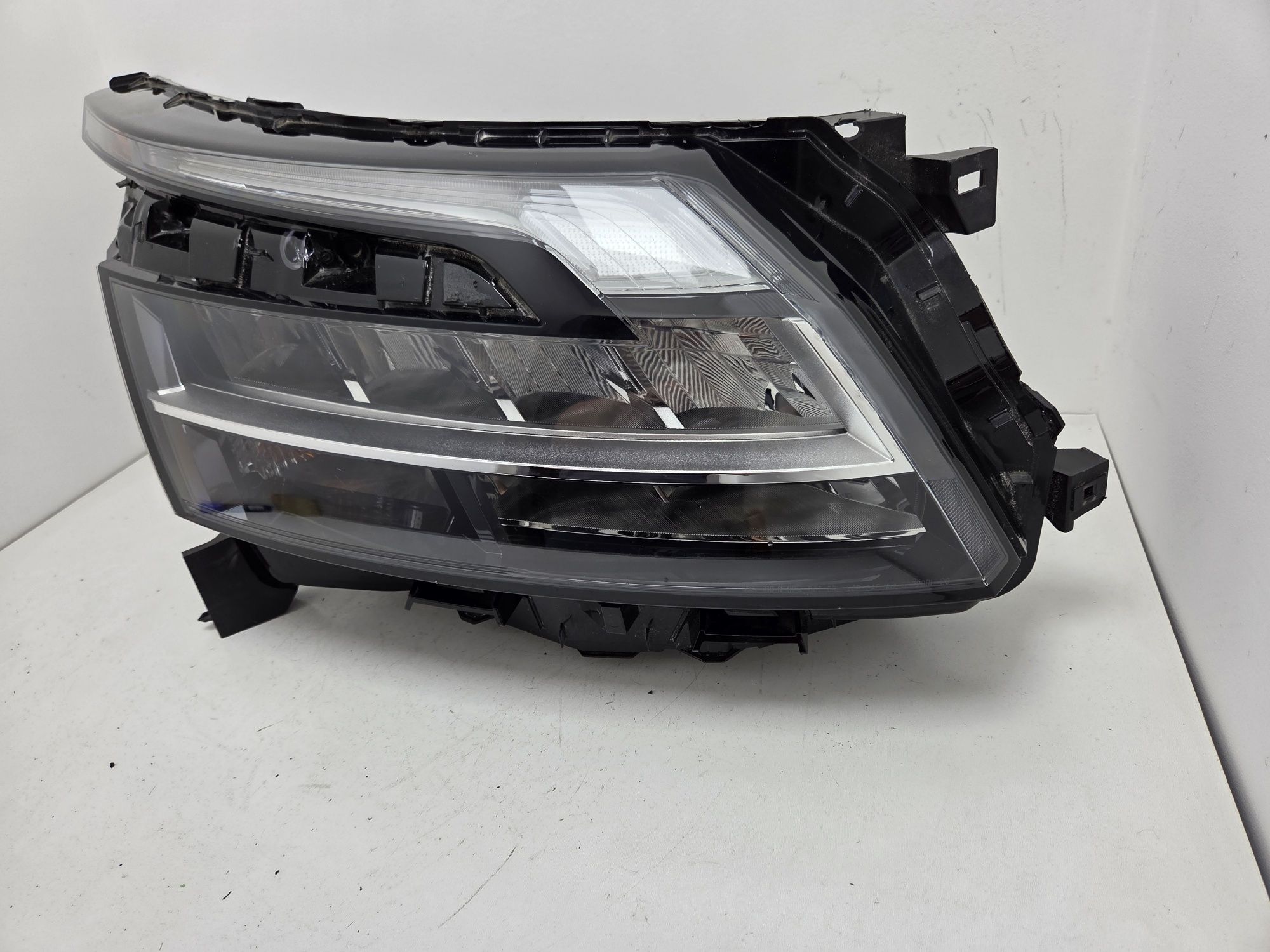 Фара права Nissan Pathfinder Патфайндер 2022-2024 USA