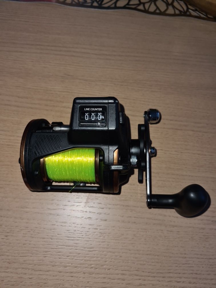 Multiplikator DAIWA SEALINE SG47LC3B na lewą rękę + gratis.