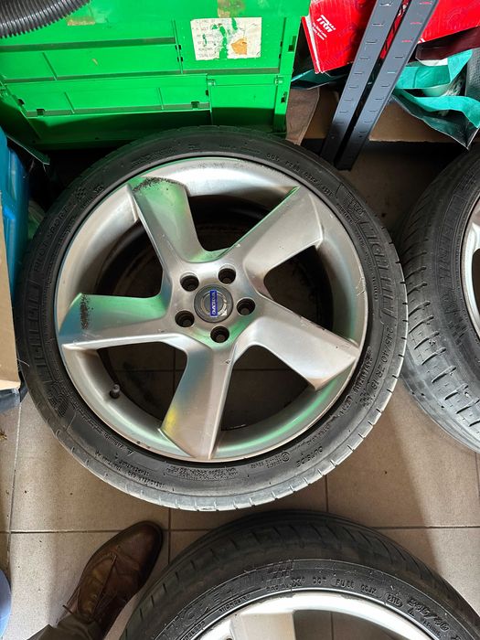 Koła do Volvo z felgami w rozmiarze 18"