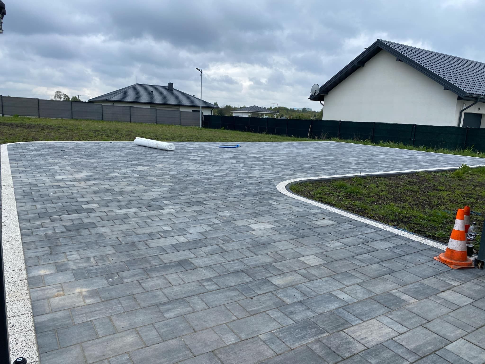 Układanie kostki brukowej, utwardzanie terenu, ogrodzenia panelowe