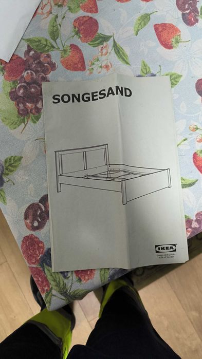 Vendo cama de casal com colchão.