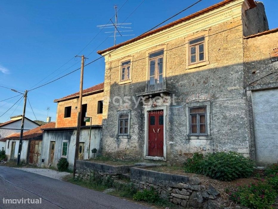 Moradia para recuperação em lote de 3800m2 em pacata aldeia