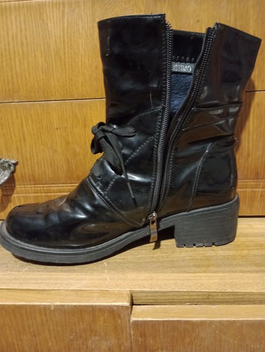 Женские полусапожки из лакированной экокожи на молнии