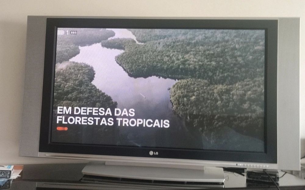 Televisão grande ecrã