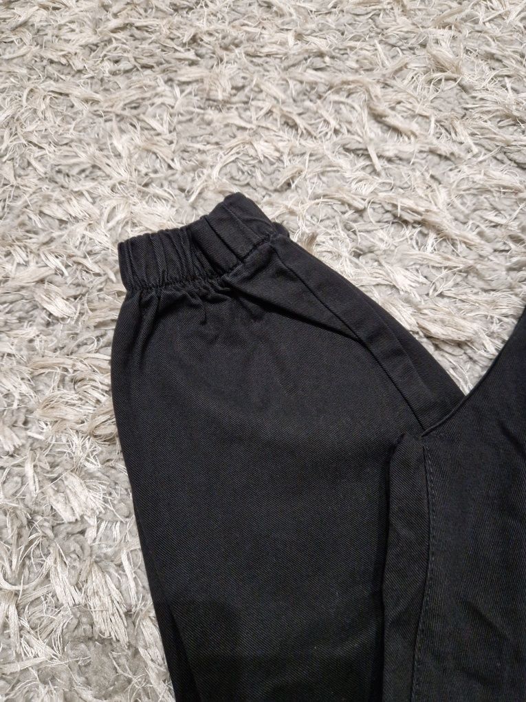 Czarne spodnie jeansowe jeans bojówki z łańcuchem Bershka