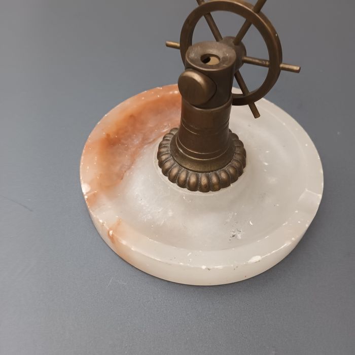 Popielniczką z obcinaczem do cygar