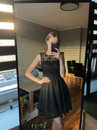 Czarna sukienka z koronkową górą