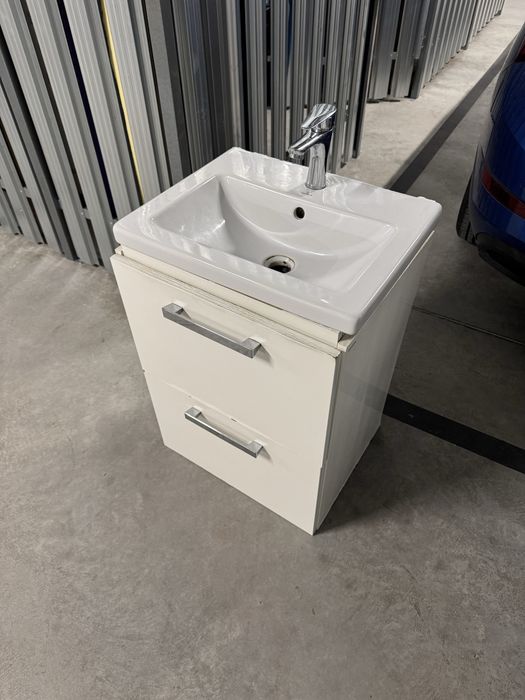 Umywalka cersanit z szafką i baterią