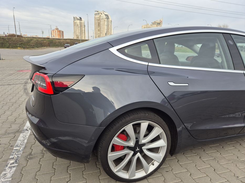 Продам Tesla Model 3