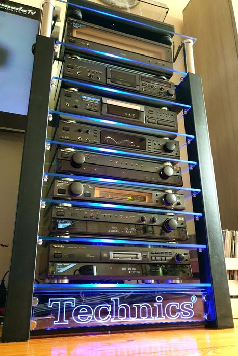 Regał, stojak audio z aluminium I szkła RGB LED model TEVOR