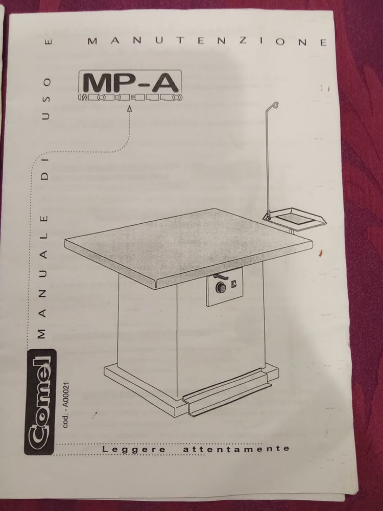 Conjunto de mesa de passar, dois ferros e caldeira