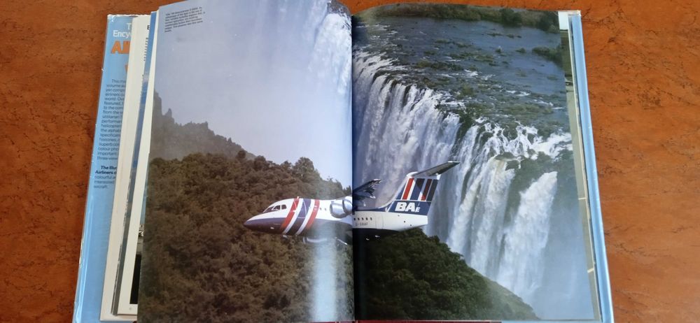 Lotnictwo Album Encyklopedia AIRLINERS OF THE WORLD. Super Prezent!!!