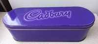 Fioletowa puszka Cadbury z 2000 roku