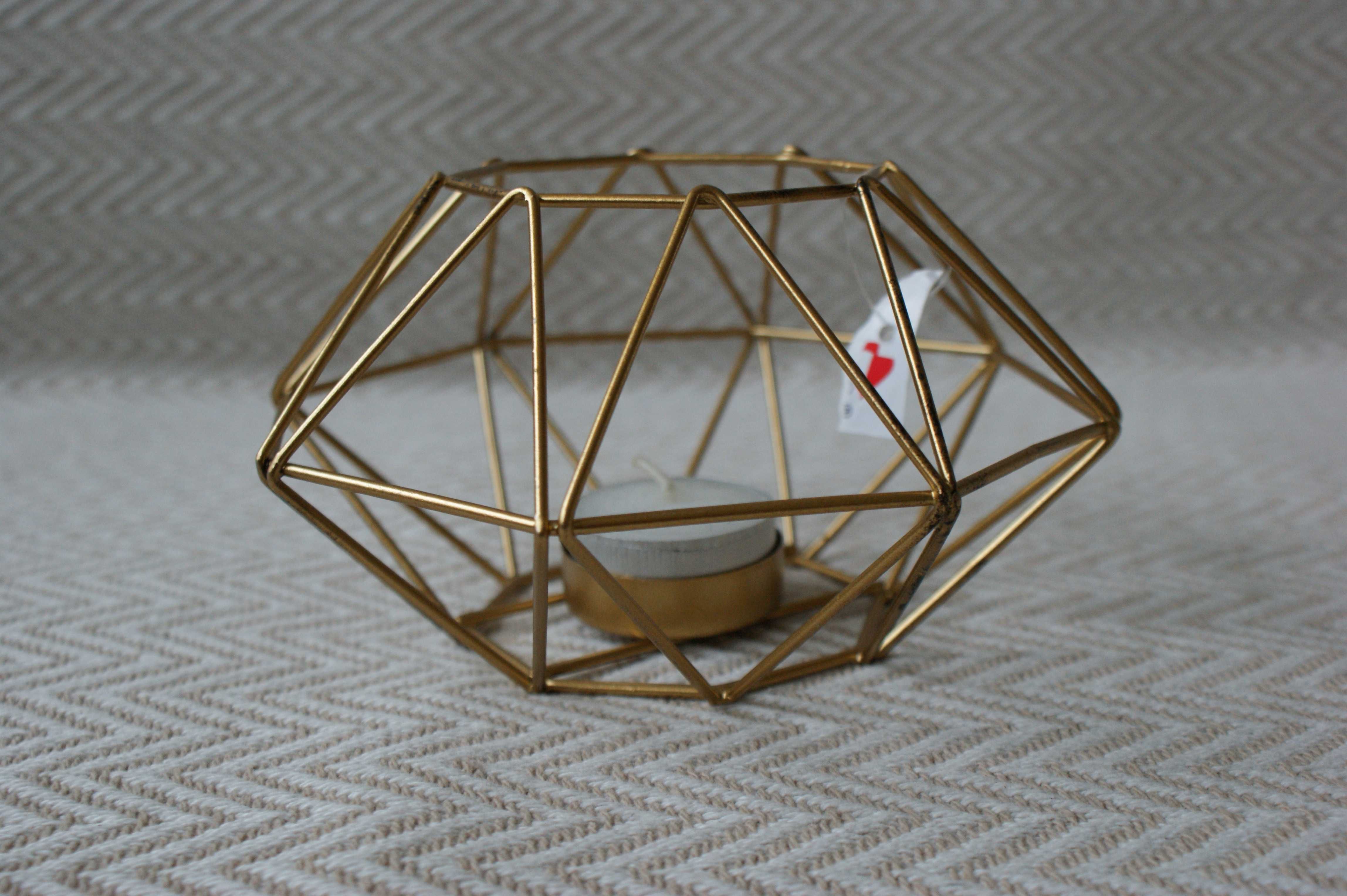 Złoty świecznik w kształcie diamentu na tealight.