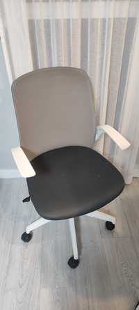 Krzesło obrotowe biało-szare - Zapraszam!