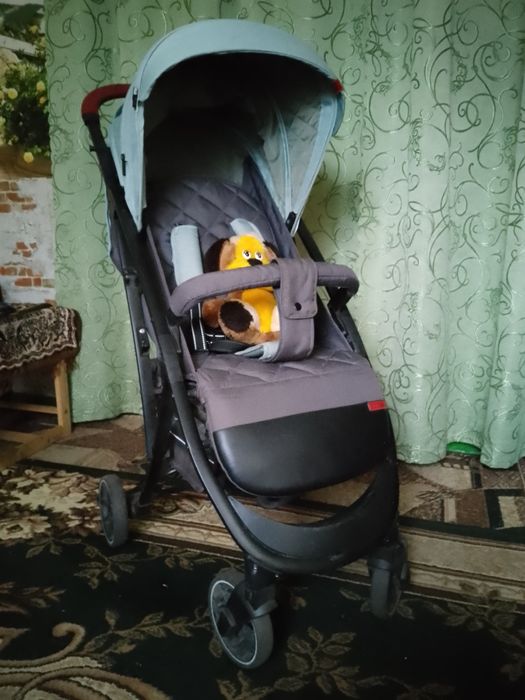 Прогулочна каляска в ідеальному стані