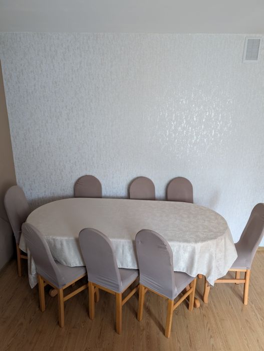 Masywny drewniany rozkładany stół z 8 krzesłami