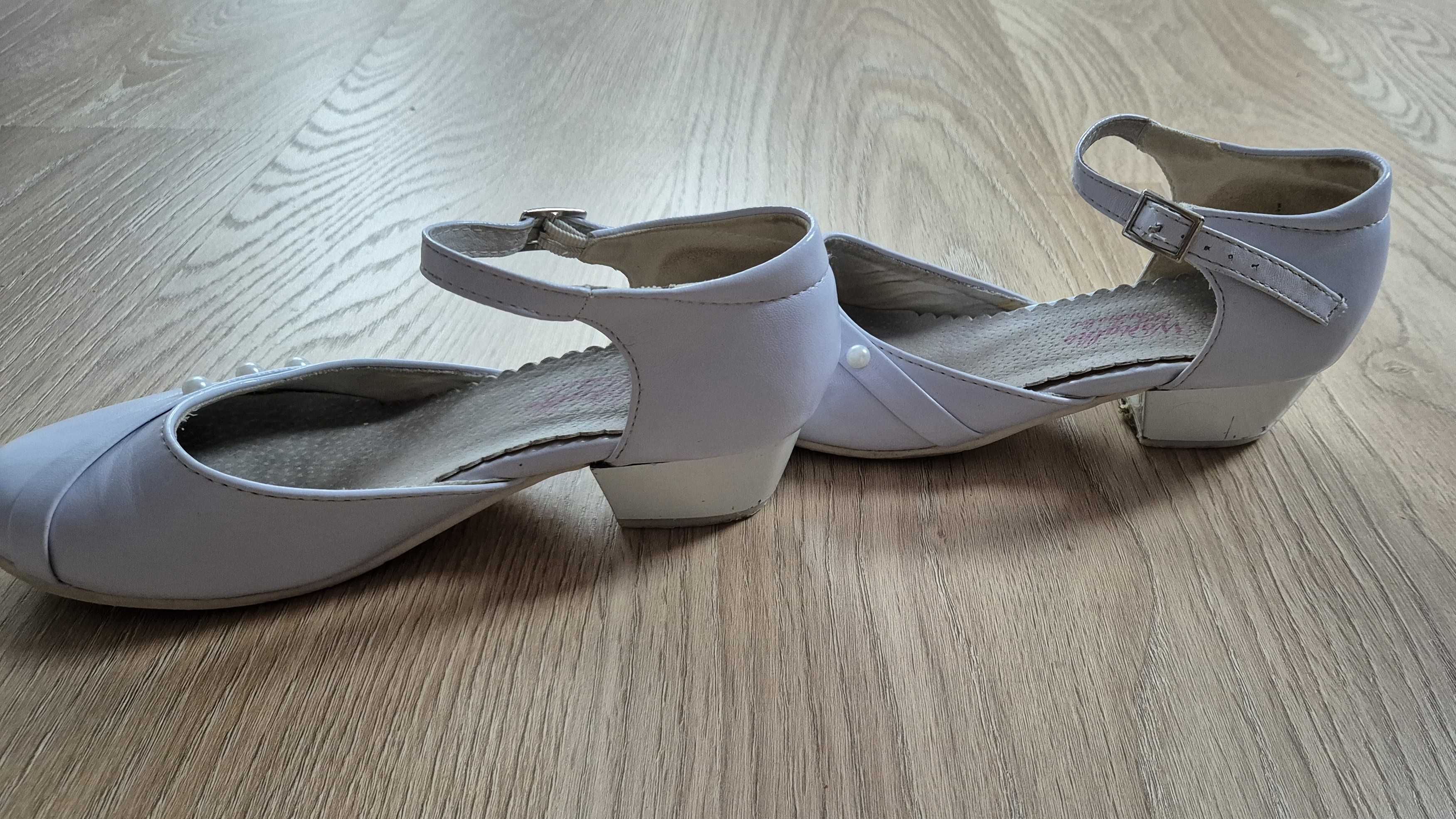 Białe buty komunijne