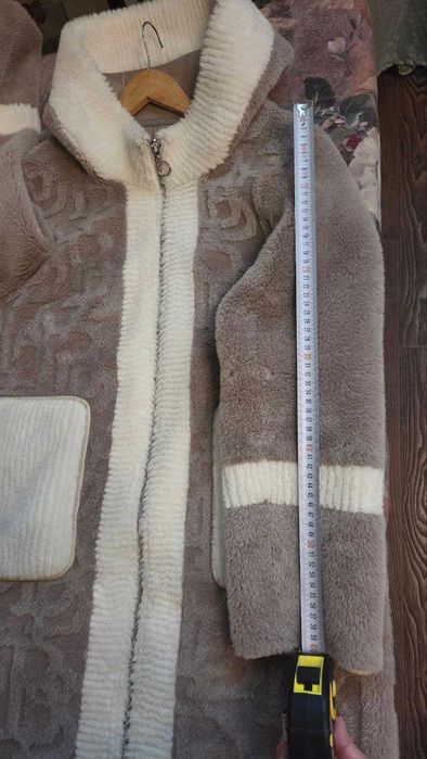 Оригінальна еко-шубка двостороння з капюшоном